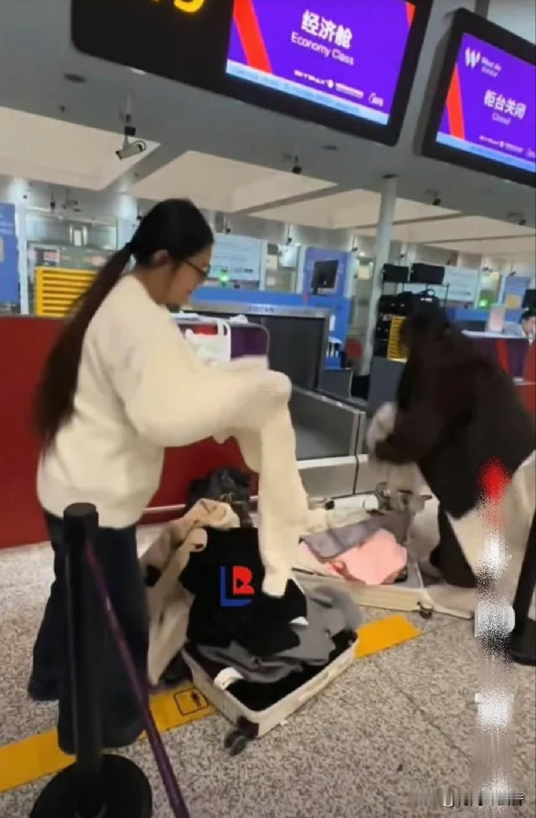 笑不活！行李超重收500元，俩女孩机场狂套厚衣服，心疼好笑俩女孩坐飞机