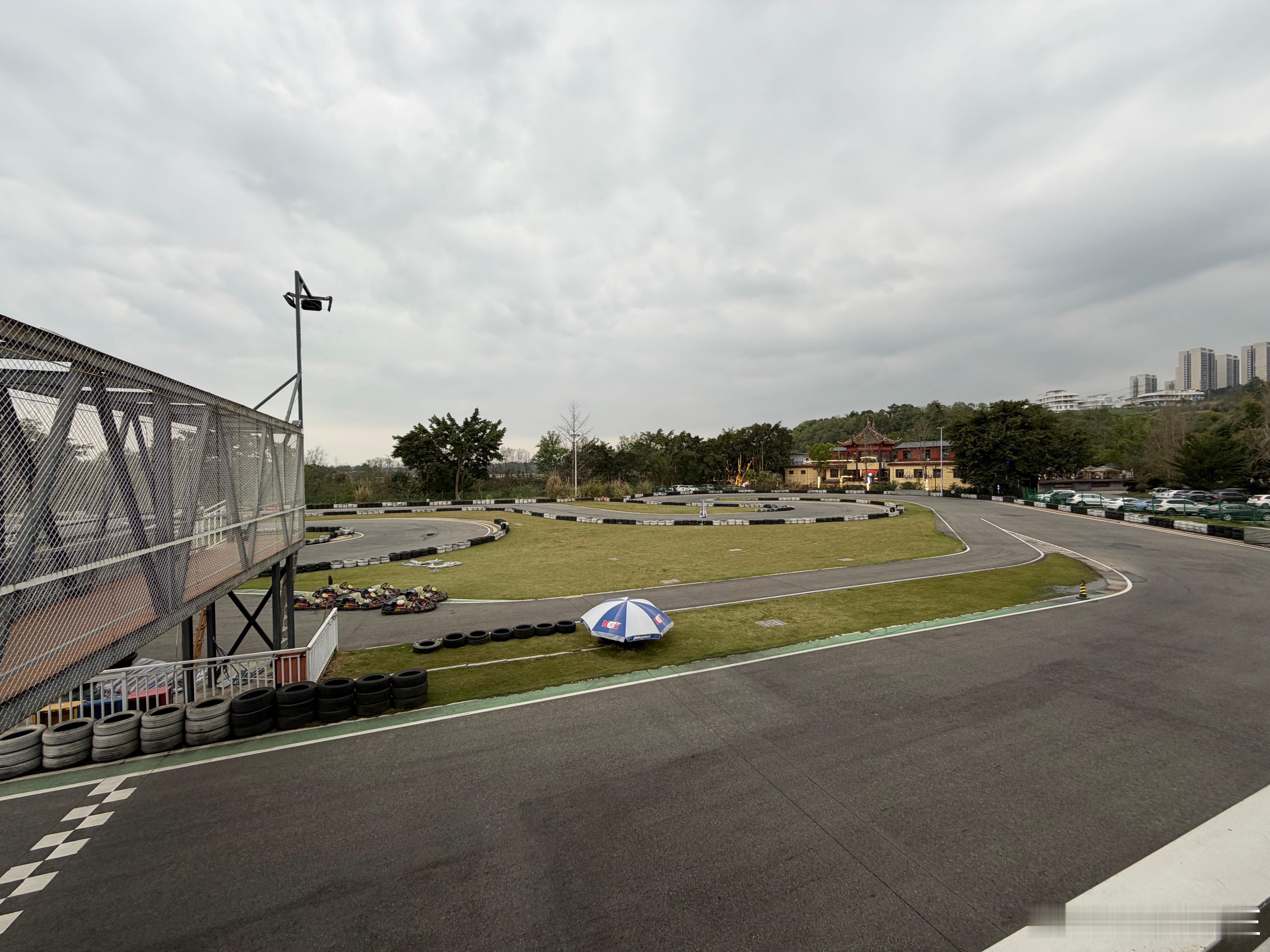 练了一下午车看来还得是要给自己买一台了卡丁车坚持运动打卡成都