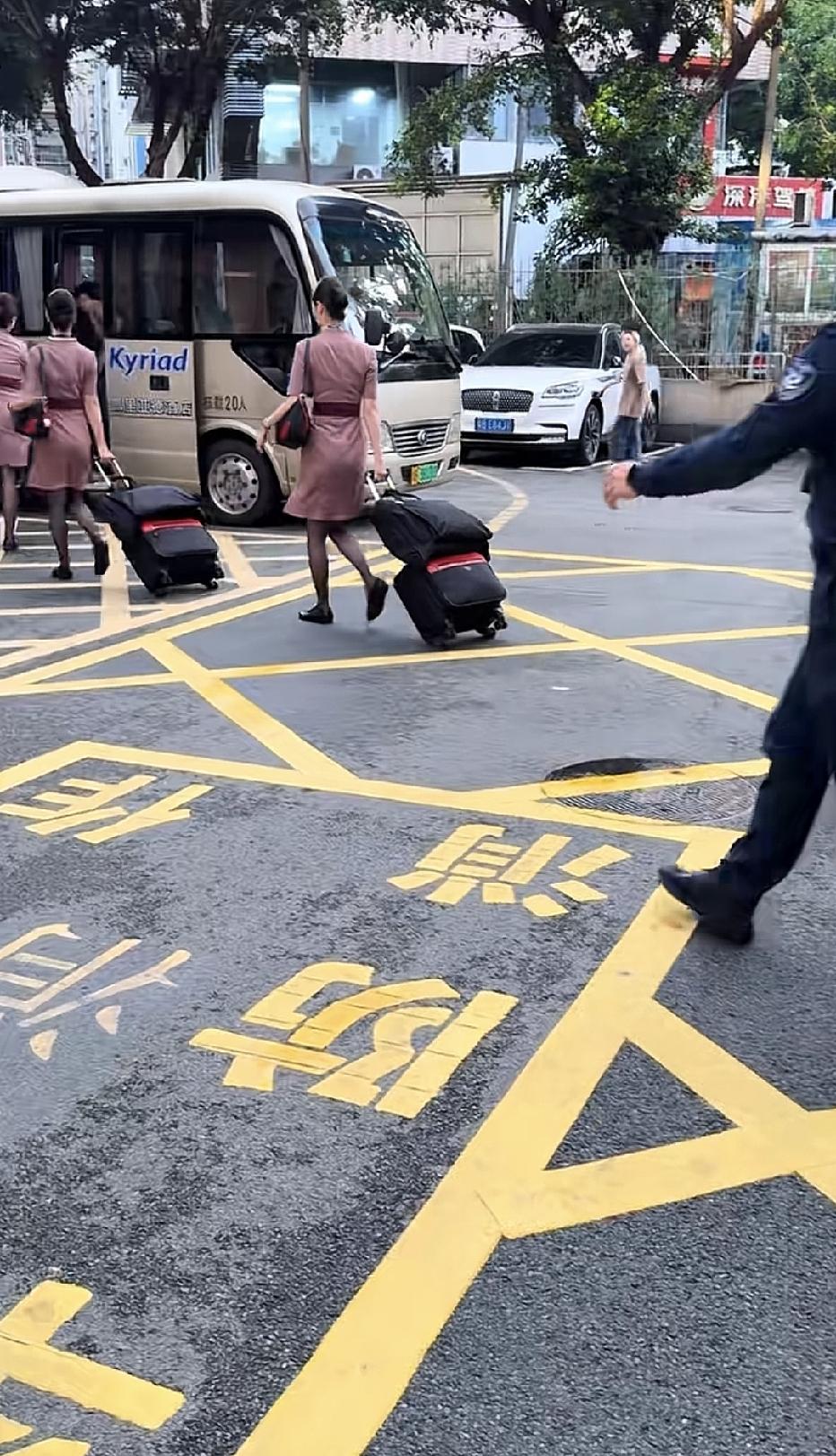 反正我是猜不出是哪个航司的，因为这种制服真的是第一次见呀。