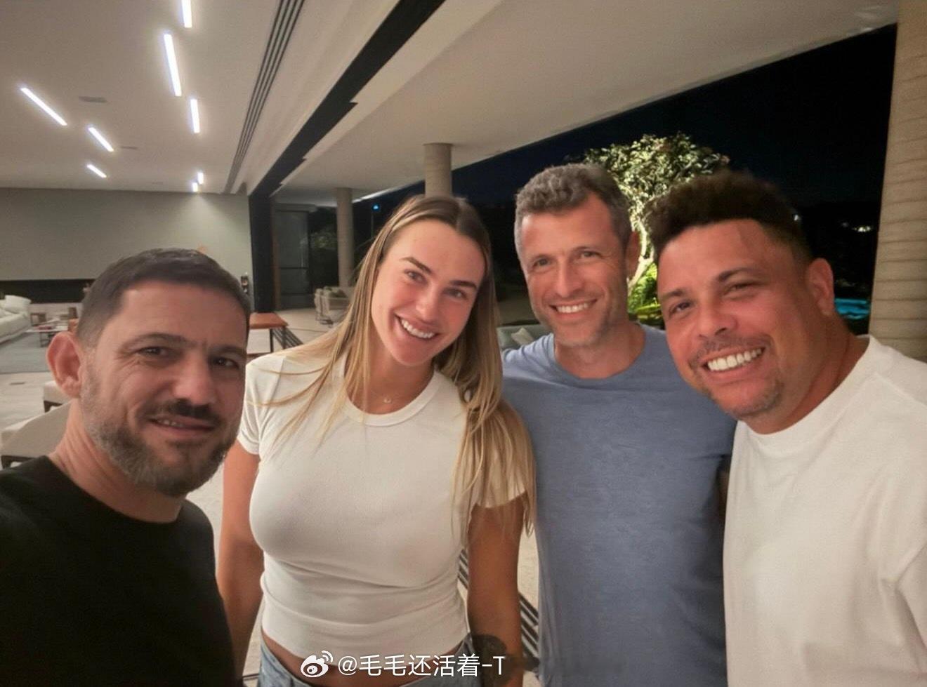 萨巴伦卡和罗纳尔多合影。罗纳尔多近年一直在打网球。