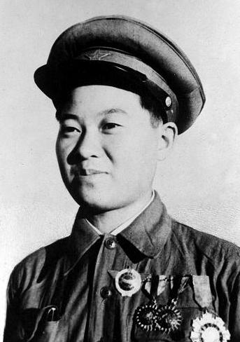 1950年，战斗英雄下身血流不止，医生正要帮她脱裤治疗，她强忍疼痛阻止说：“让女