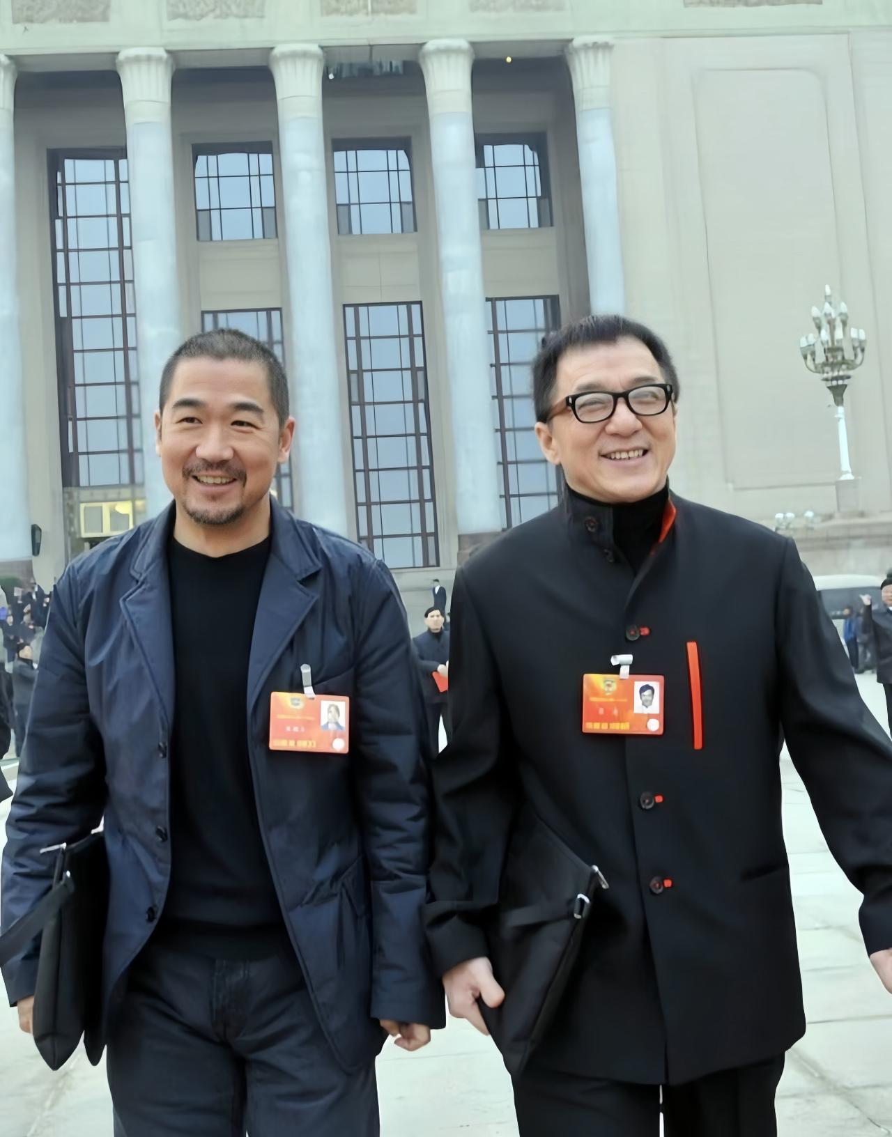 这样一看，张国立和成龙长相也有不少相似之处，主要是两人的儿子是惊人的相像，而且两