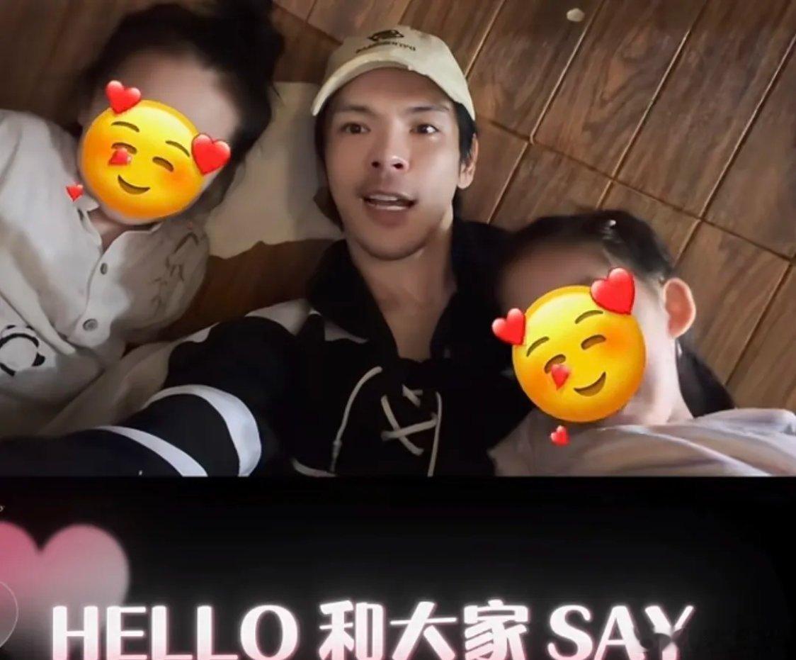 向佐独自抱着两个孩子逛商场，保姆在前方推着婴儿车。4岁的儿子长得飞快，肉嘟嘟的体