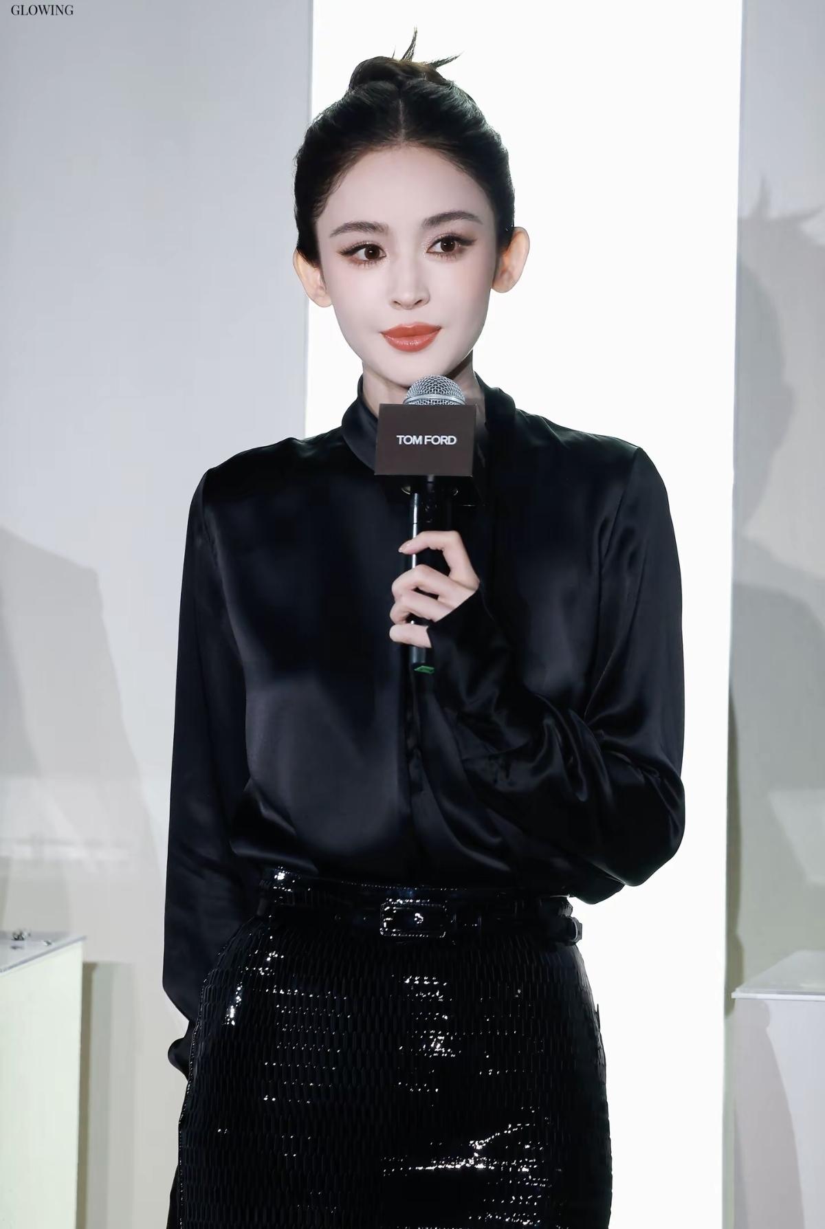 古力娜扎身着TomFord黑色缎面衬衫与亮片半裙[赞]高丸子头搭配明艳红唇，将