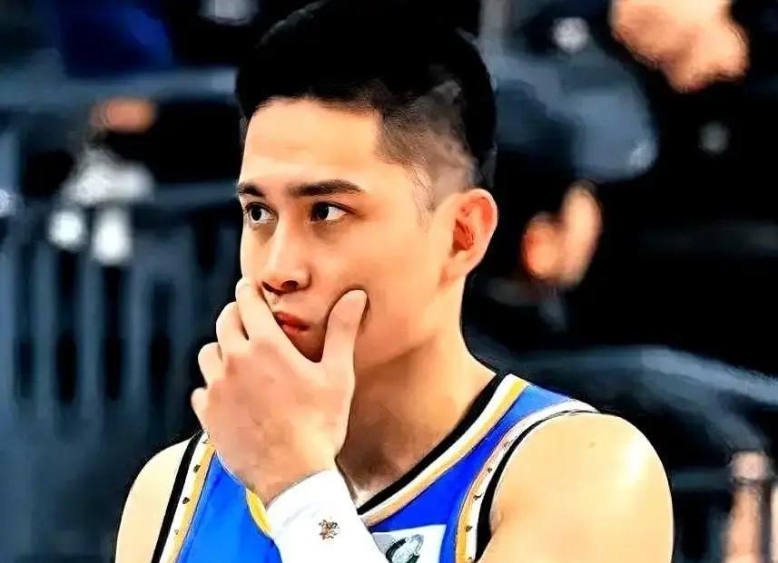 头号得分手突然不进攻了。他盯死对手，逼着全队一起“磨”。北京赢深圳，就靠陈