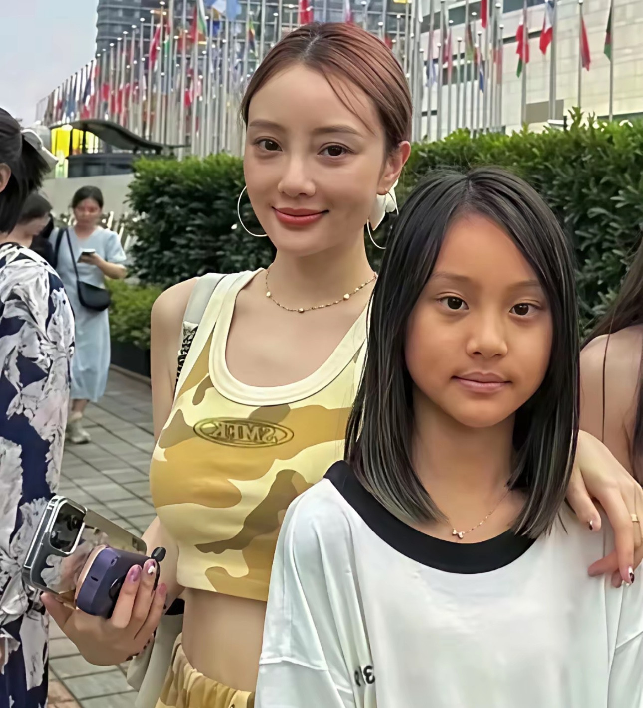 甜馨长得真的和妈妈很像呢，现在的样子跟李小璐十几岁的时候简直一模一样！不过甜馨最