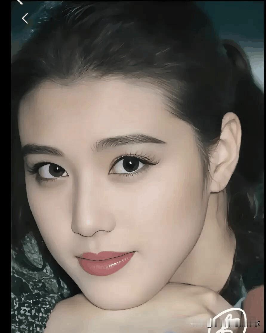 她好漂亮啊，是大家公认的美女，外貌出众，自然朴素，仪态落落大方，她的美，让人惊艳