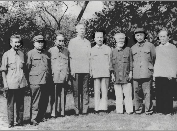 粟裕和坚持了南方三年游击战的老战友合影。右四是粟裕，左二是开国少将张文碧，粟裕的