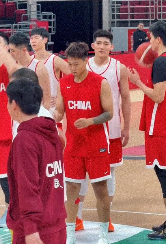 强烈建议！中国男篮紧急征召徐杰前来报道，世预赛打韩国，对手最忌惮就是小快灵能快速