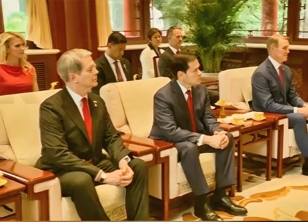 这是美国政客在中日两国的举止对比，看美国政客在中国都“变乖了”，曾经自视“高高在