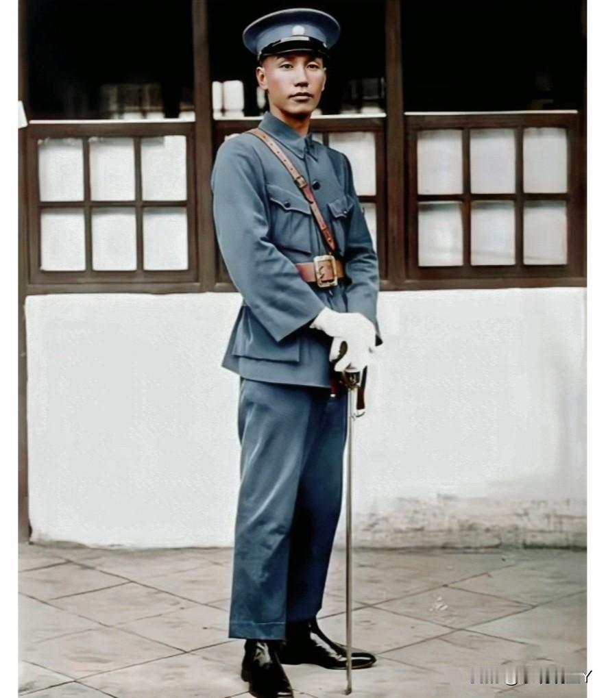 一九二六年，身着戎装在广州的蒋中正，时年三十九岁。这并非演员所饰演，确是货真价实