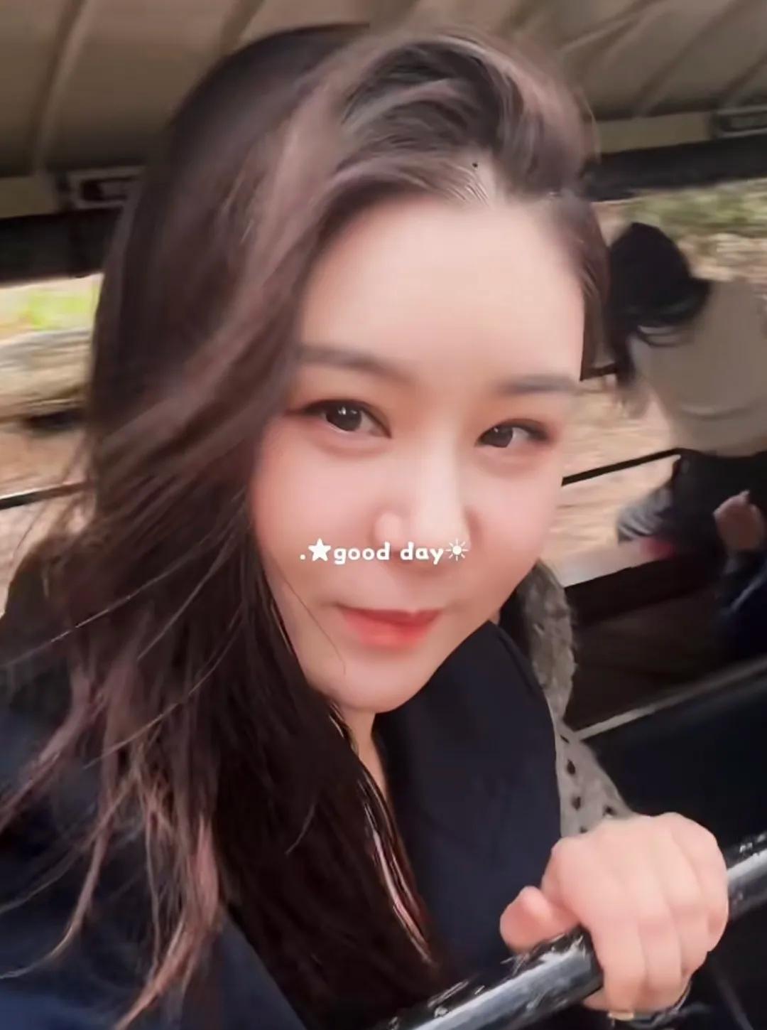 李小萌带着父母前往墨尔本游玩，一家三口一同乘坐复古蒸汽小火车，画面温馨又惬意。她