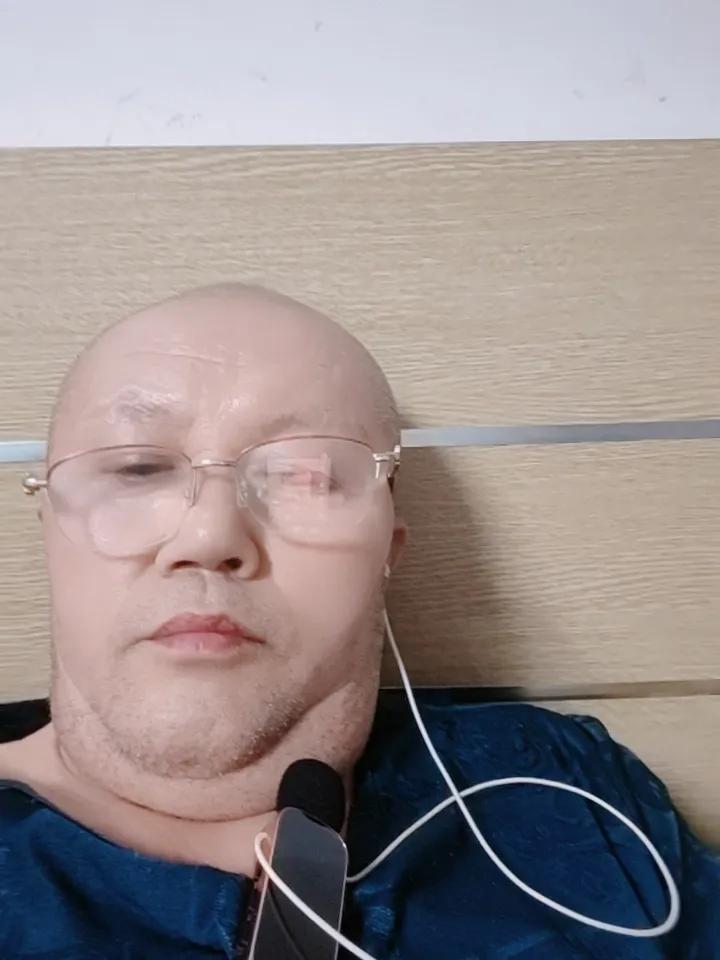 学生时代哪位老师对你影响最大？我的数学老师姚而岗，我在他耐心指导下，名列前三，那