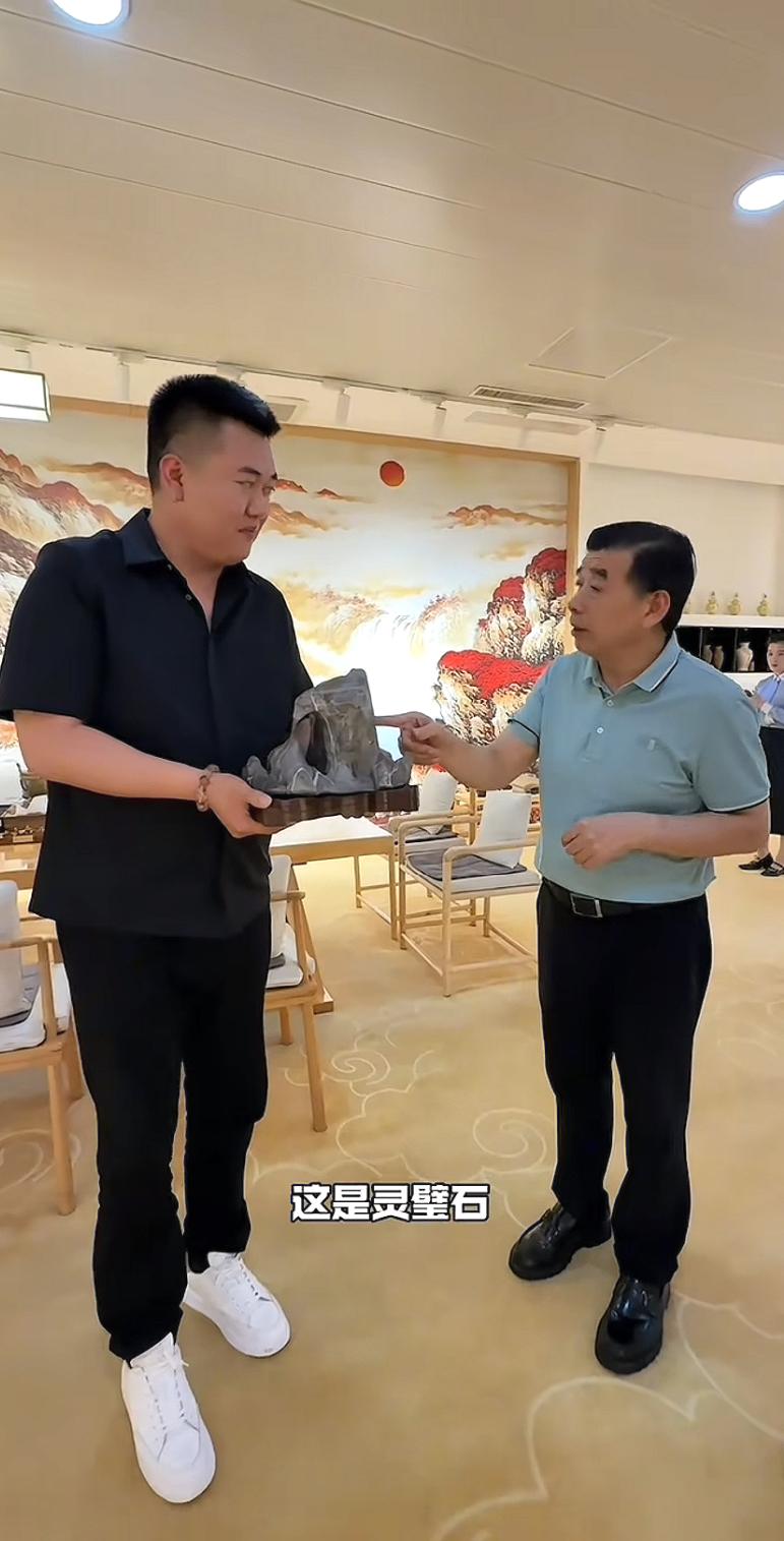 石家庄“贷款王”张晓民，对有钱人还是很尊敬的，他的人生信条就是向上社交，向优秀的