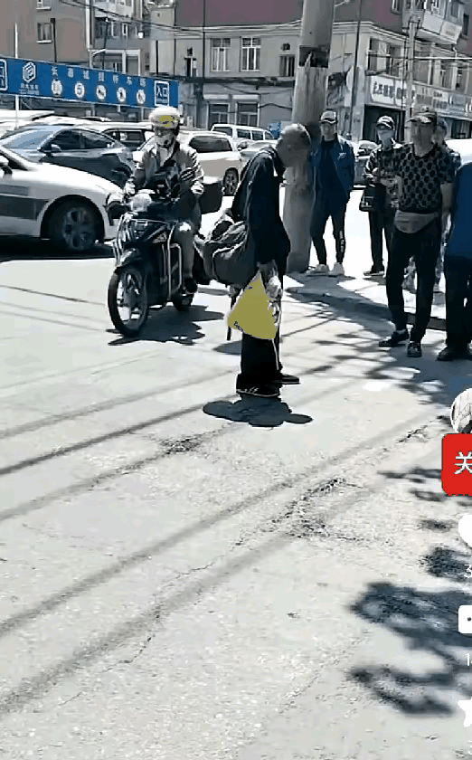 爷爷在大街上当众被孙女狂扇嘴巴子，爷爷不但没有任何反抗还是毕恭毕敬的，反观孙女扇