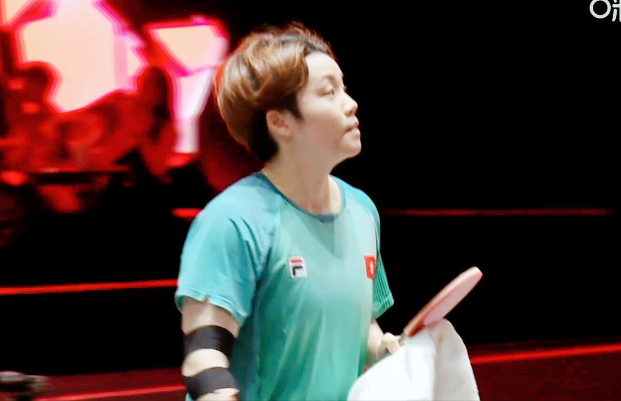 笑死我了！两个好朋友怎么忍住不笑呢？大迪3:0拿下杜姐后，握手的时候也没有