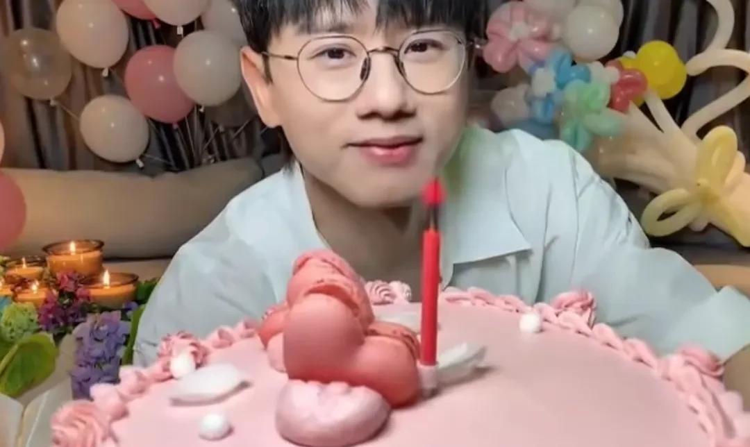 张杰为谢娜庆生开启直播！近日，谢娜生日，为了表达爱意的张杰，开启了直播方式，手持