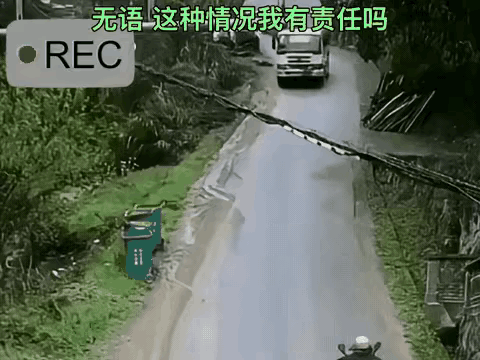 货车司机是个好人，宁愿翻车也要确保他人安全[赞]