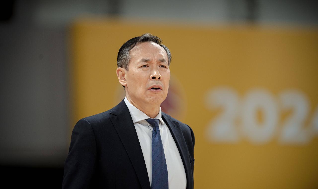 老实人许利民赛前认栽了！昨晚23：09，北京男篮终于转发CBA联盟倡议书，并且