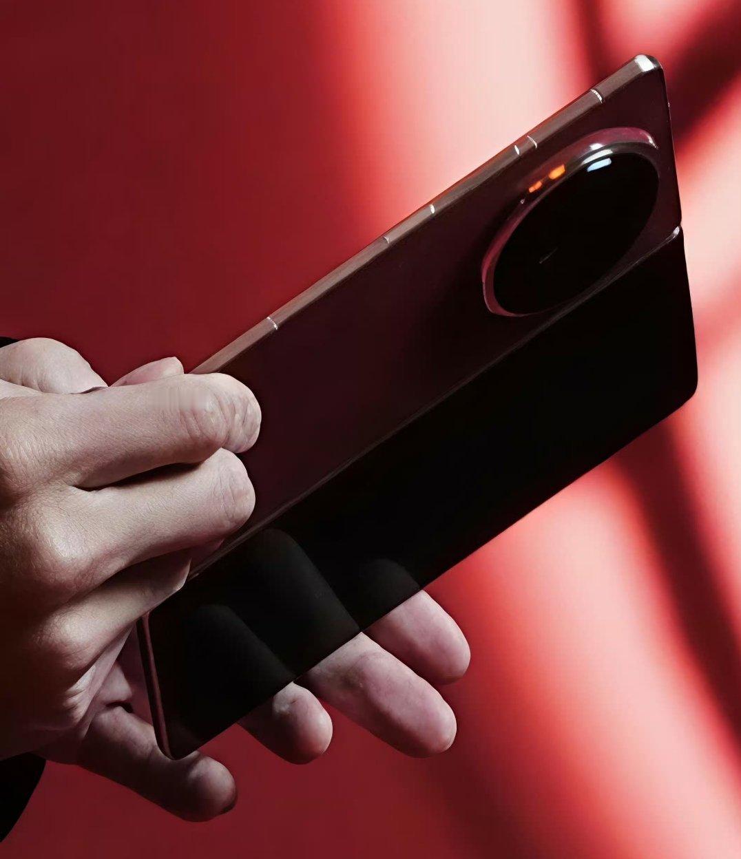 今年荣耀MagicV6将是行业唯一骁龙顶级芯片的大折叠屏，不仅如此厚度相比V