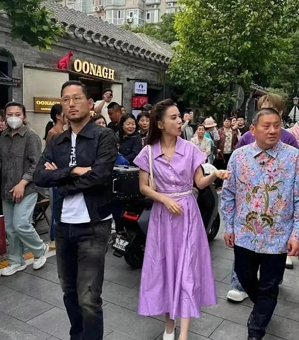 看到黄圣依本人直接幻灭了，整个人骨瘦如柴，穿紫色衬得她很黑，不显气色，