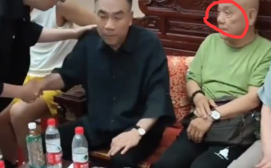 杨进明非常仔细的瞅了几眼钱城！杨少华义子杨进明来到现场吊唁杨少华，杨议非常主
