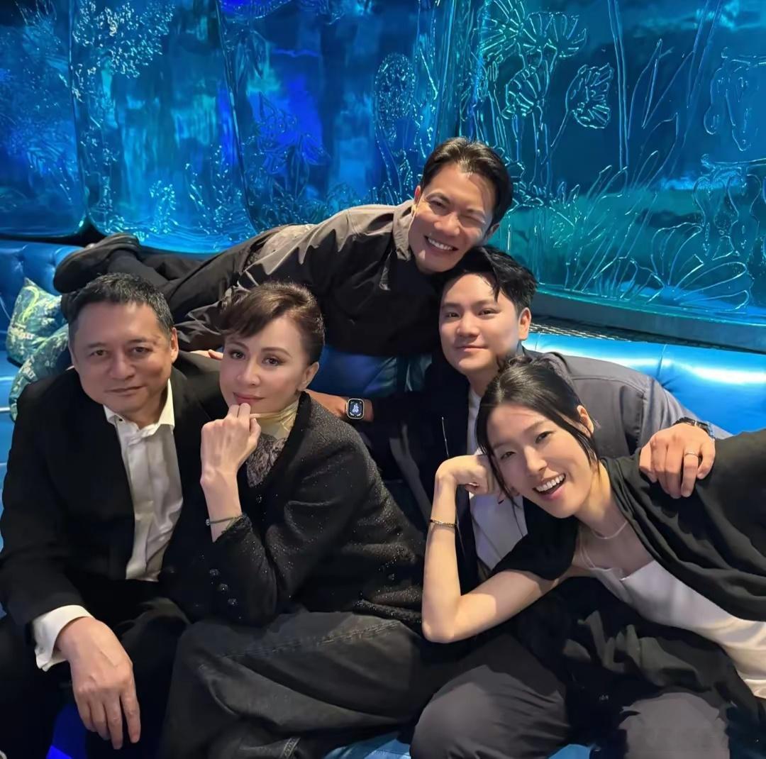 刘嘉玲为张艾嘉儿媳庆生嘟嘴献吻，寿星神似倪妮，穿露背装秀身材​​​