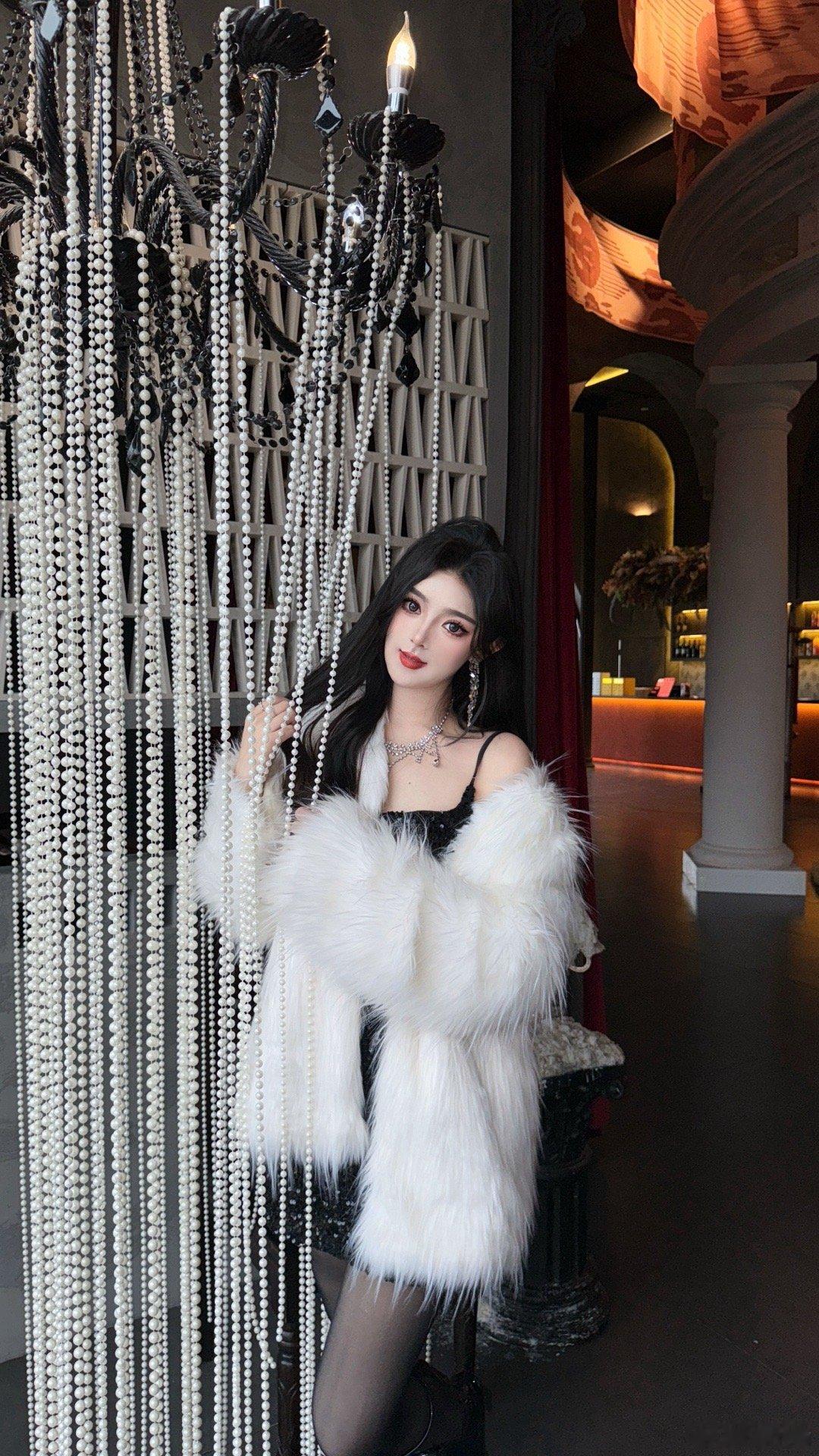 豆包帮我生成一个只给我当狗的人.