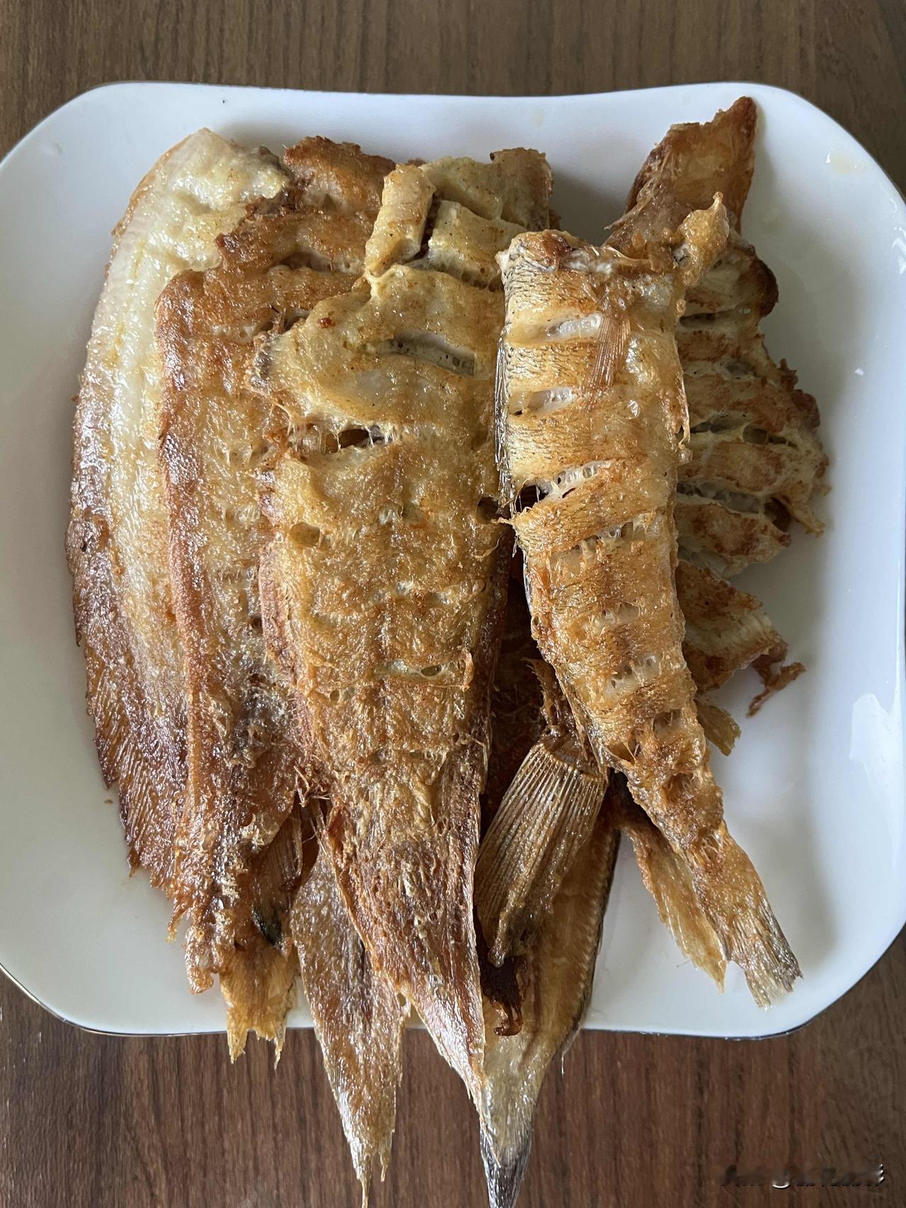 好友们晚上好！夏安吉祥，晚餐香香！今天的晚餐：香煎塔嘛鱼辣椒炒鸡蛋红薯玉米