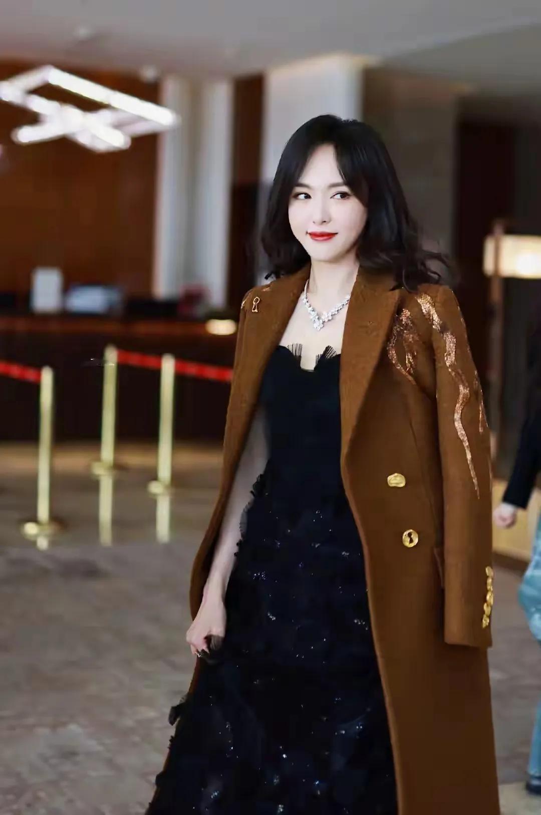 唐嫣的大波浪卷发造型，美到犯规！唐嫣新烫的大波浪卷发，搭配一件焦糖色大衣，