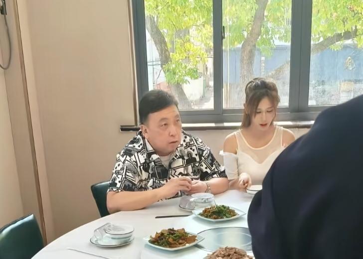 导演王晶和新任“晶女郎”现身苏州一家餐馆吃大餐，他的身形好臃肿，穿衣打扮贵气，点