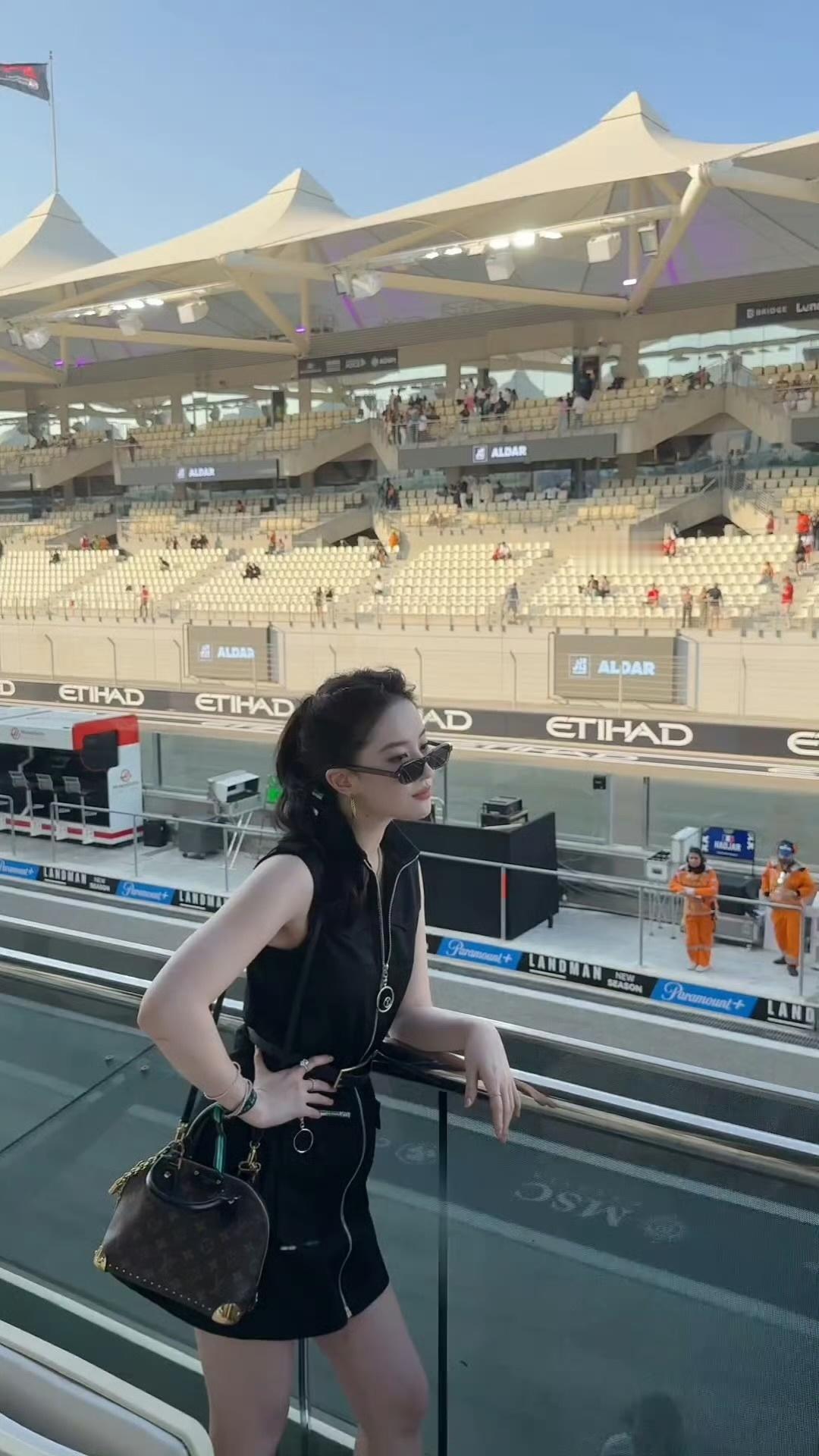 刘亦菲阿布扎比观赛f1刘亦菲的状态确实堪称“人间绝色”，那种由内而外散发的光彩，