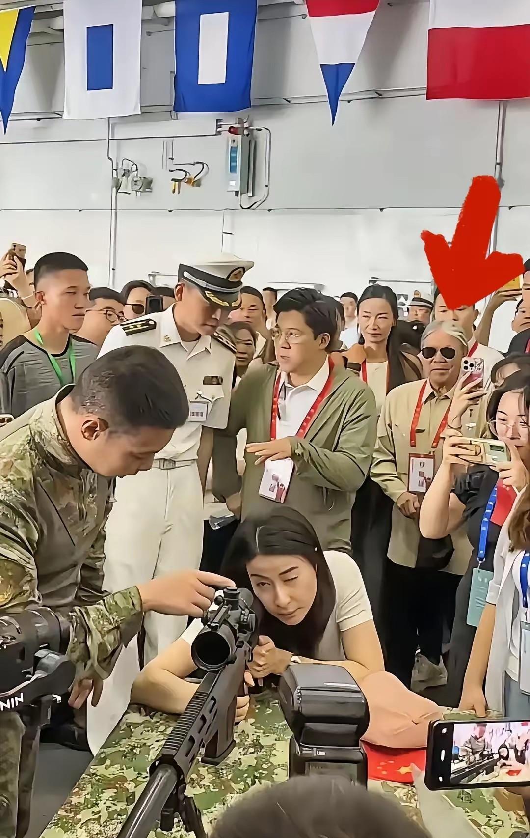 战士一声“嫂子”，霍启刚嘴角一咧：“家里领导。”甲板上哄笑炸开，全网阅读两亿