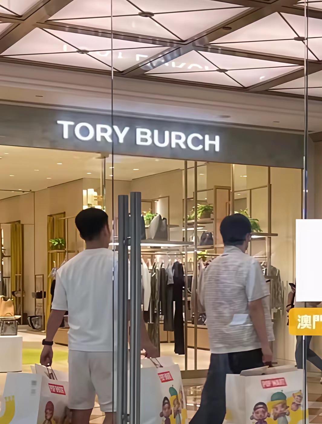 王楚钦在澳门泡泡玛特大包小包拎回酒店我怎么觉得是为了让莎莎摸盲盒玩呢还