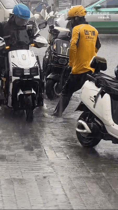#助人为乐的外卖小哥#