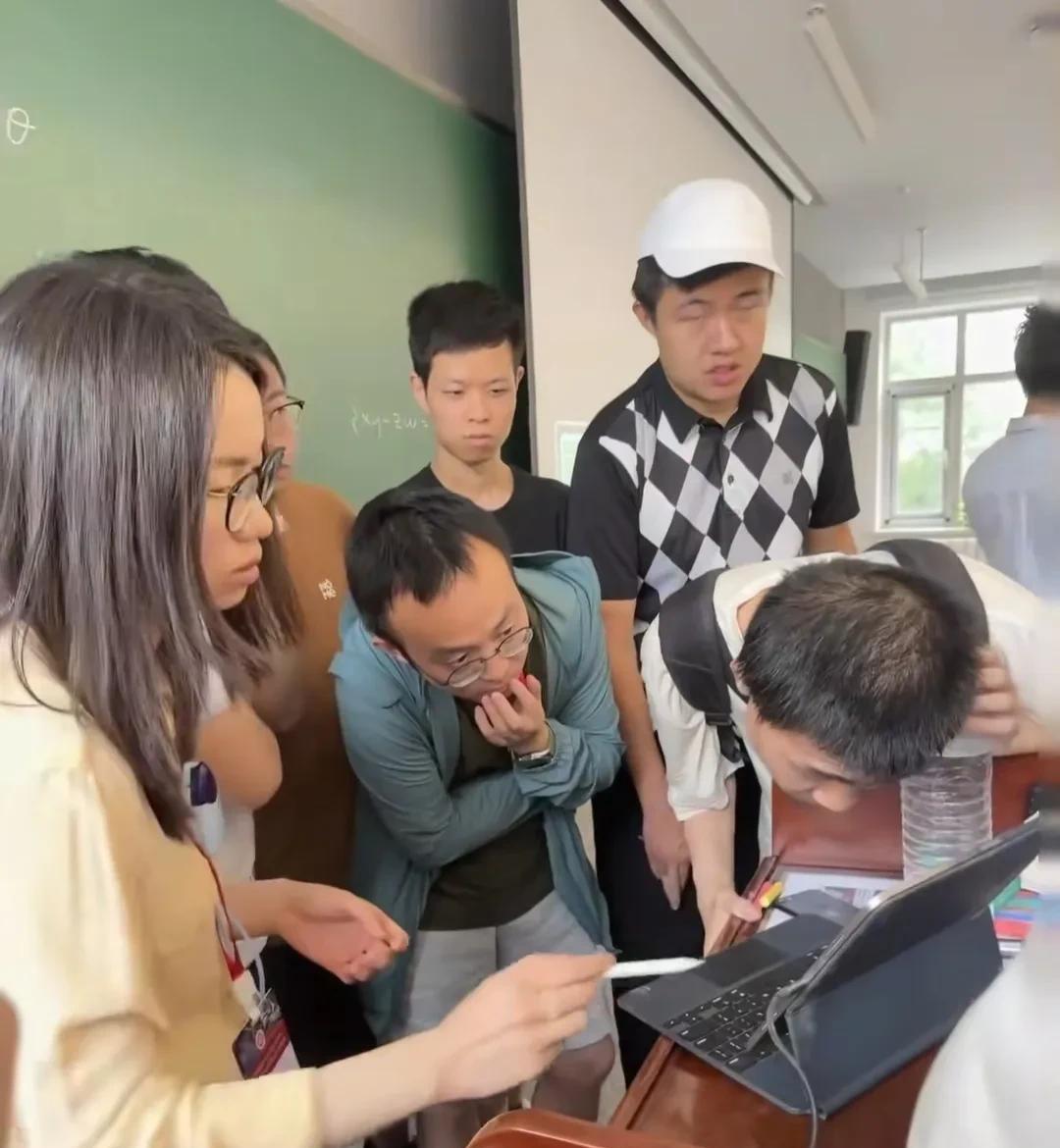 再看韦东奕和王虹课后交流视频，照片，当问问题的时候韦东奕挺正常，两人有问有答，当
