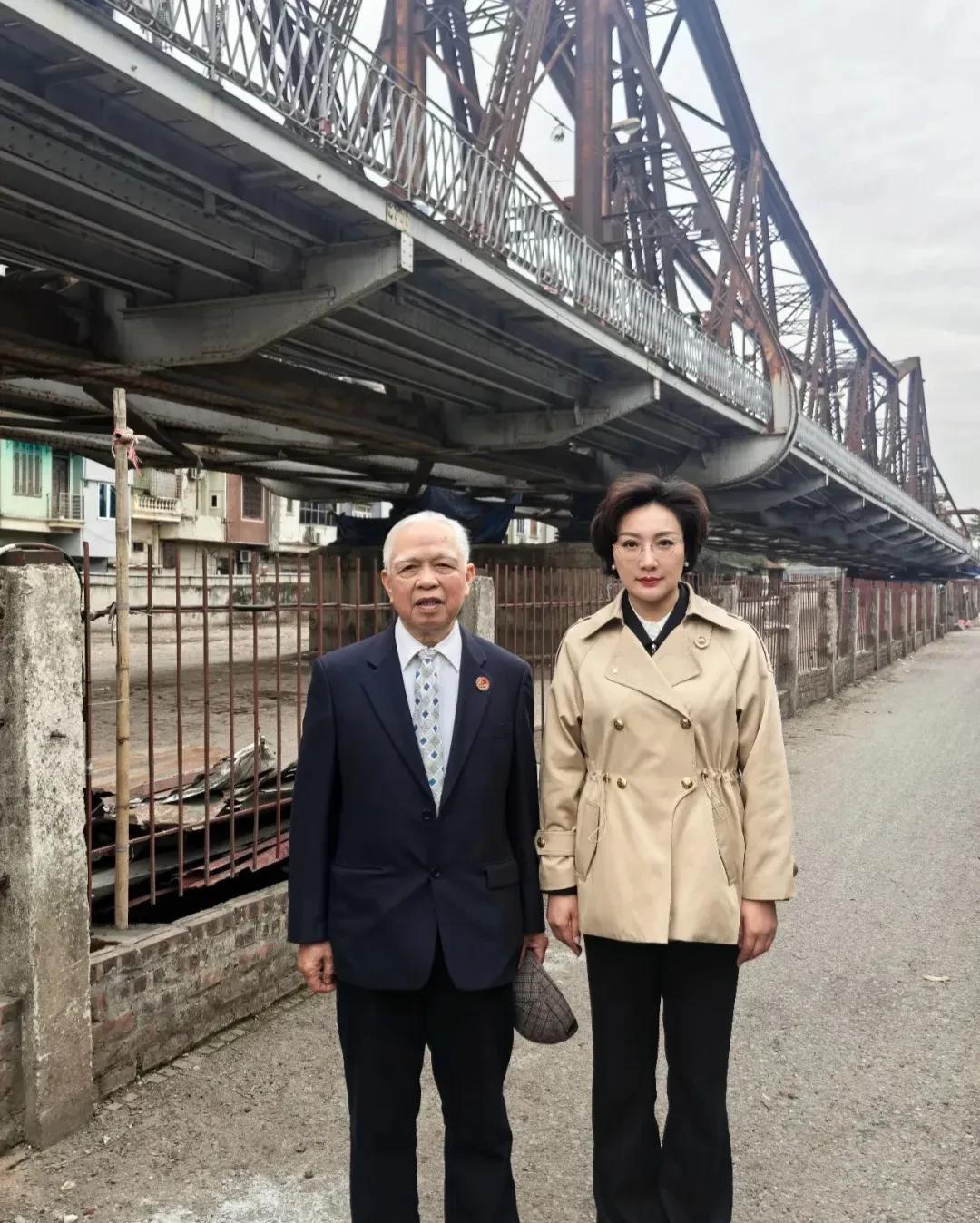 毛主席孙媳刘滨和抗美援越老兵的合影，事实上，她也是名老兵。这张照片拍摄于今年3