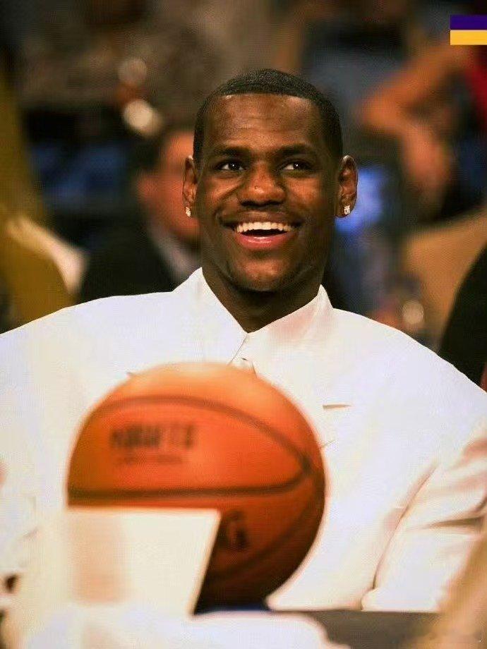 詹姆斯距NBA总收入第一仅差180万🏀美媒最新公布的NBA历史总薪资榜上，以5.911亿美元登顶，