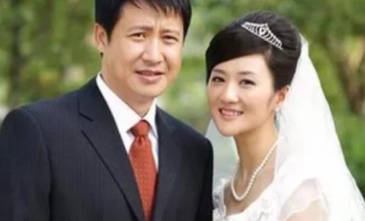2004年，前妻嫌弃张国强没有本事赚钱，执意要和他离婚，张国强苦苦挽留，最终前妻