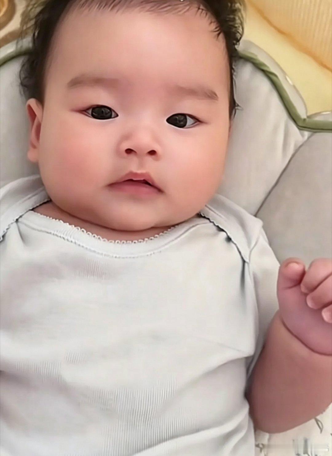 马筱梅的儿子又出镜了，汪吉辰长得可真快，白白胖胖，肉乎乎的，喂养的真好，一看就是