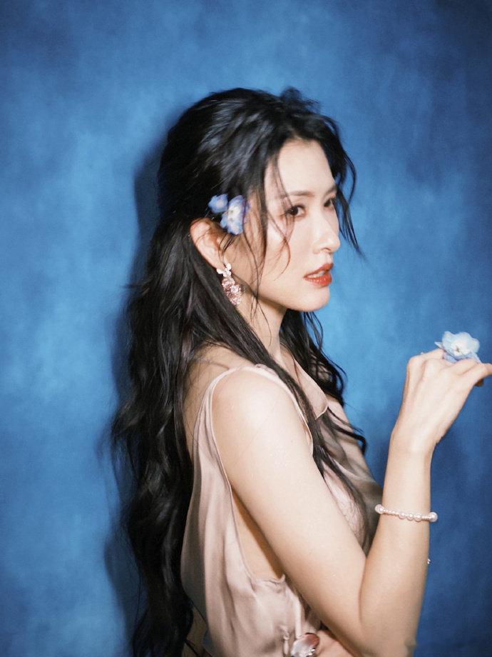徐洁儿超长转音同样的旋律编排，换别人大概率拆成好几句，她轻轻松松一气到底。徐洁