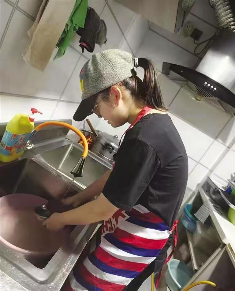 2025年暑假湖南那天气，热得狗都趴在树荫底下吐舌头。19岁的小李是衡阳本地一所