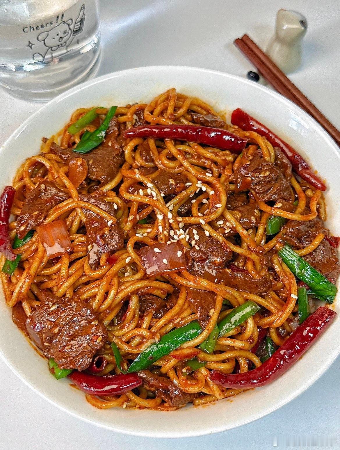 答应我！一定要试试这个干煸炒面！面条劲道爽滑，裹满了香辣的酱汁～真的巨香巨好吃！