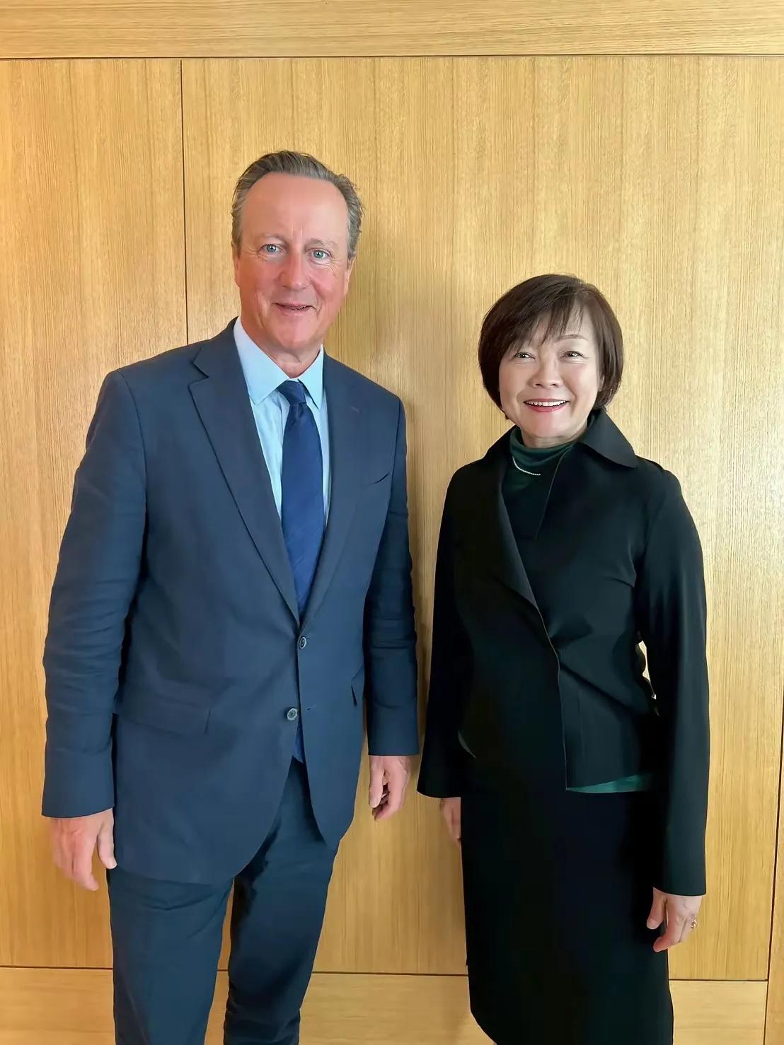 安倍晋三估计要死不瞑目了,他老婆安倍昭惠在他死后,四处走穴,名为公益文化外交,实