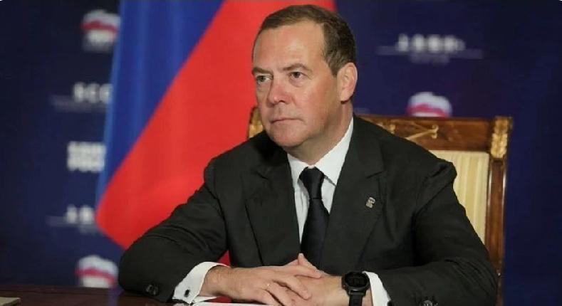 梅德韦杰夫用一个等式把“让美国再次伟大”说的明明白白！他说：“让美国再次伟大（M