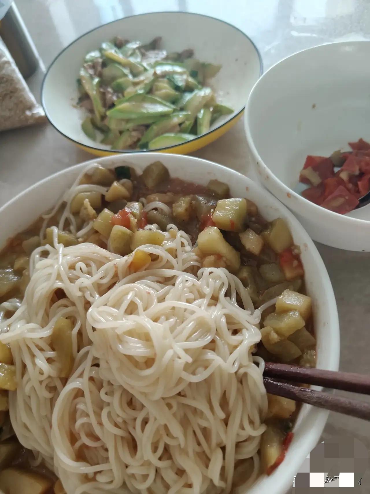 北京女子术后遇“奇葩”钟点工：一顿疙瘩汤，照见服务与理解的鸿沟北京的秋，阳光