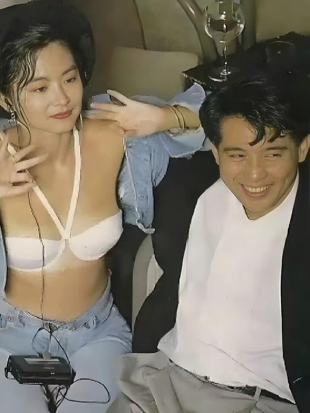 没想到，在那个年代，林青霞就如此开放了。她径直敞开牛仔外套，大方地露出里面的文