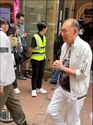 英皇集团创始人、娱乐圈大佬杨受成十分低调、内敛，走在街头，没有保镖跟随，一身白色