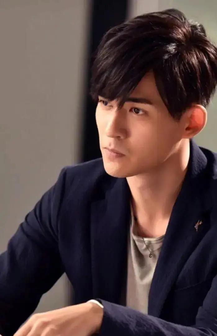 别回忆了，F4那四位，都快50岁了。周渝民说，他们活成了不同物种。朱