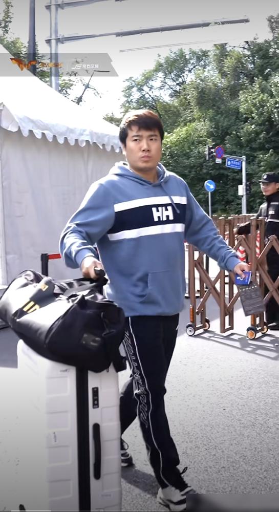 梁靖崑一露面，现场全愣了，这人瘦得差点没认出来。身材变没变，看一眼就知道。更值得看的是他这回站的位置